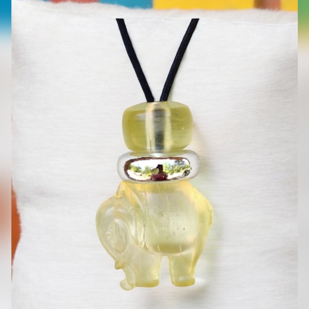 🐘 Vintage long lucite elephant necklace